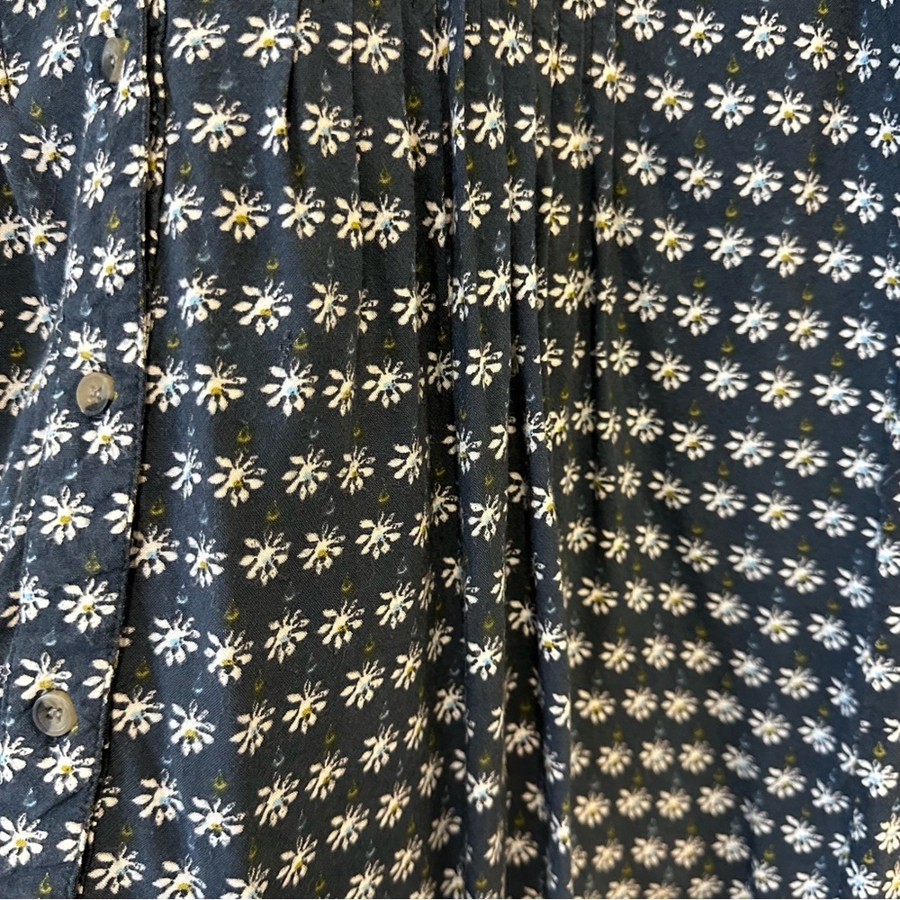 Elegant Navy Floral Blouse - Picture 4 of 8